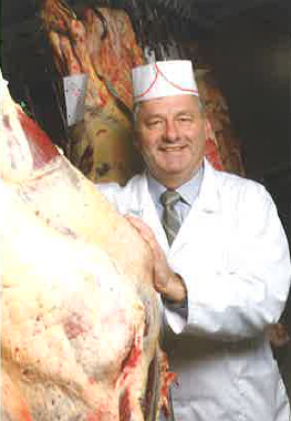 Alain Charron présentant une carcasse de viande